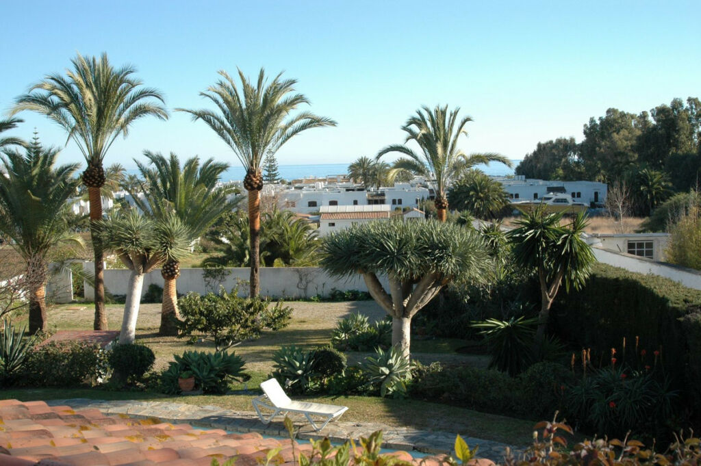 Detached Villa Estepona Málaga - image 2