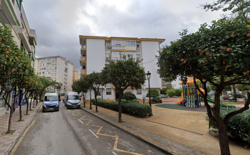 Middle Floor Apartment Estepona Málaga - image 2