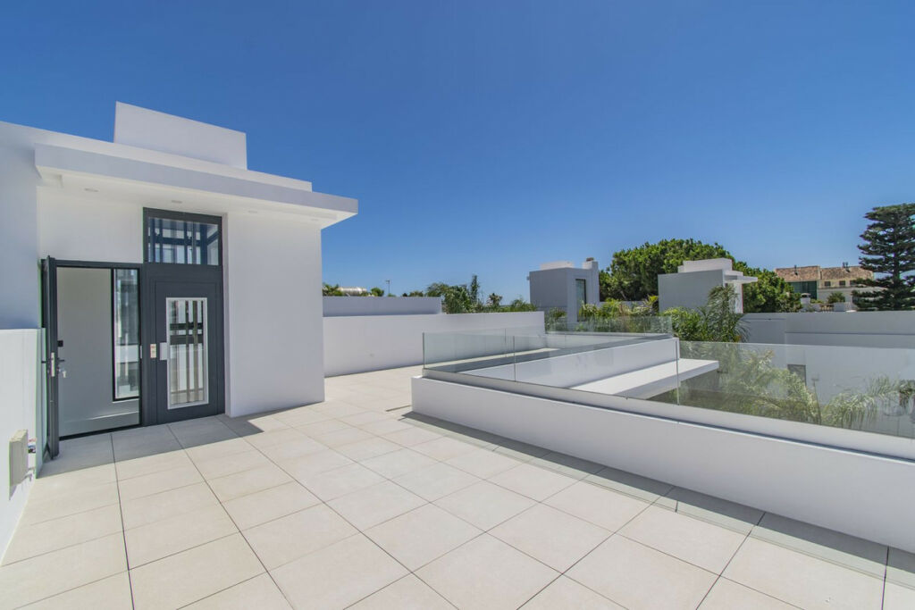 Detached Villa The Golden Mile Málaga - image 20