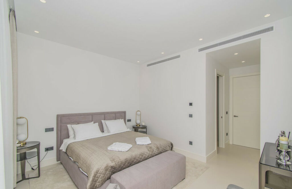 Detached Villa The Golden Mile Málaga - image 21