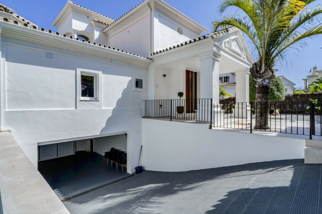 Detached Villa Nueva Andalucía Málaga - image 22