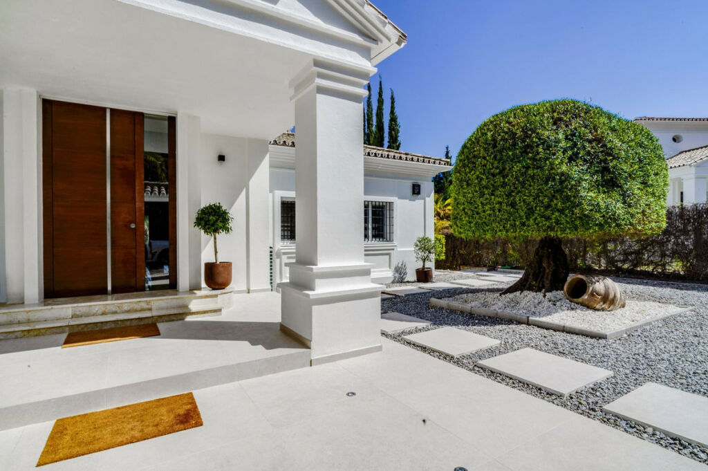 Detached Villa Nueva Andalucía Málaga - image 23