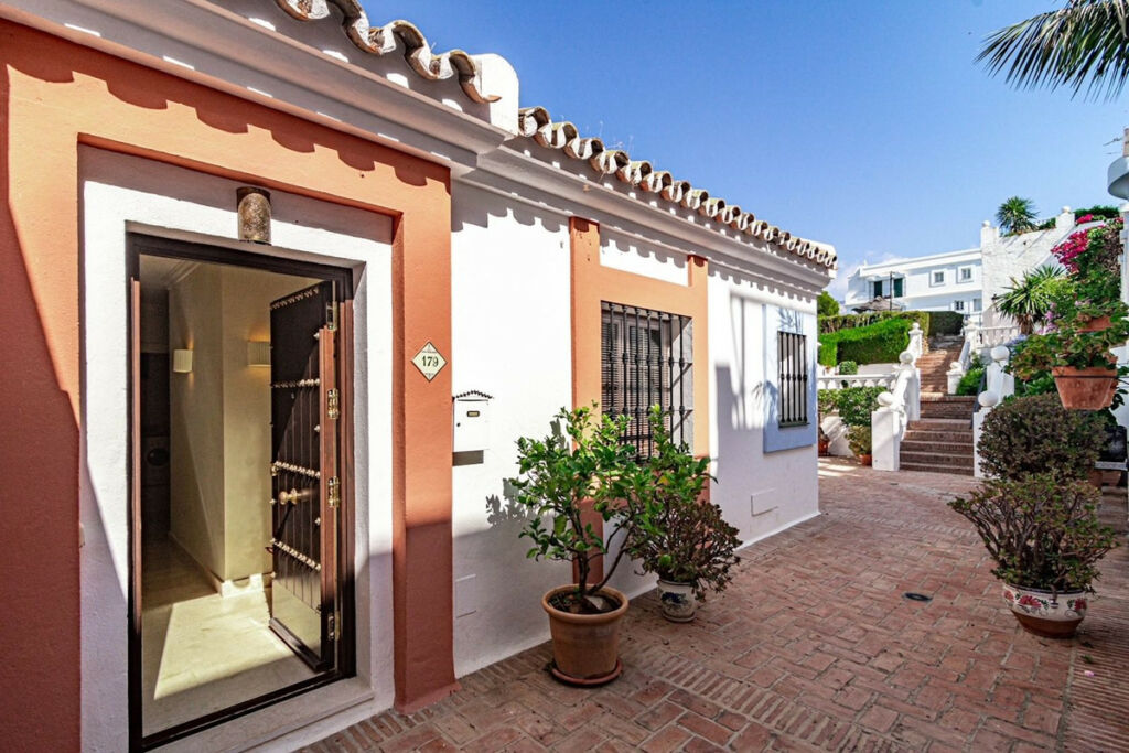 Top Floor Apartment Nueva Andalucía Málaga - image 24