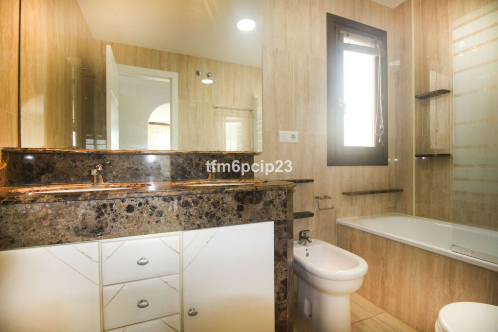 Townhouse La Duquesa Málaga - image 26
