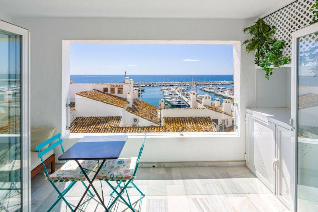 Middle Floor Apartment Puerto Banús Málaga - image 3