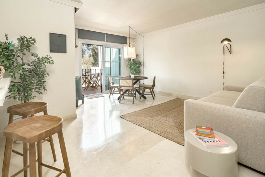 Top Floor Apartment Nueva Andalucía Málaga - image 3