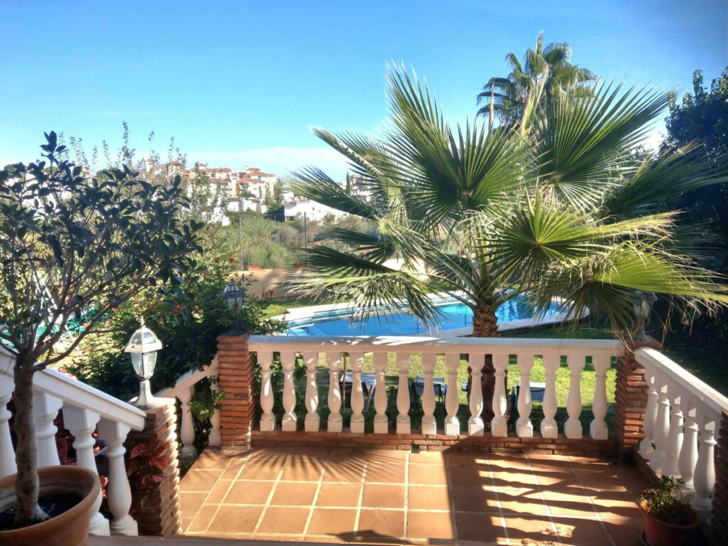 Detached Villa Sierrezuela Málaga - image 3