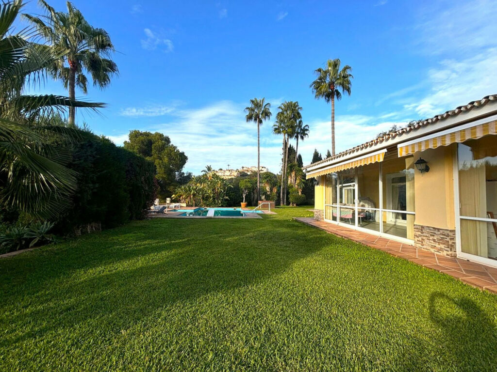 Detached Villa Elviria Málaga - image 3