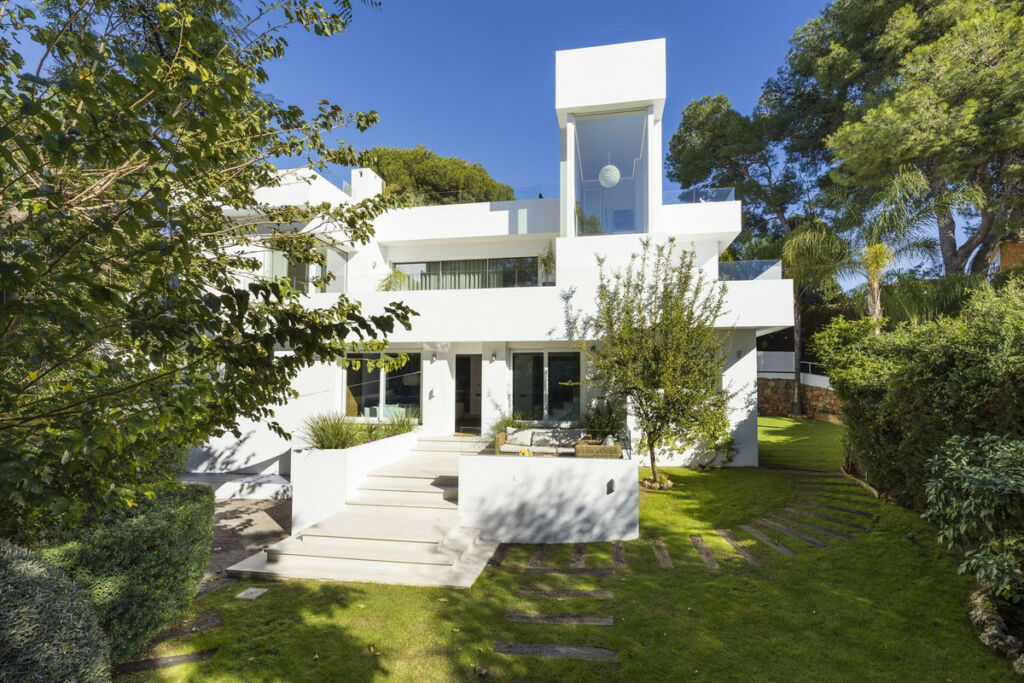 Detached Villa Nueva Andalucía Málaga - image 4