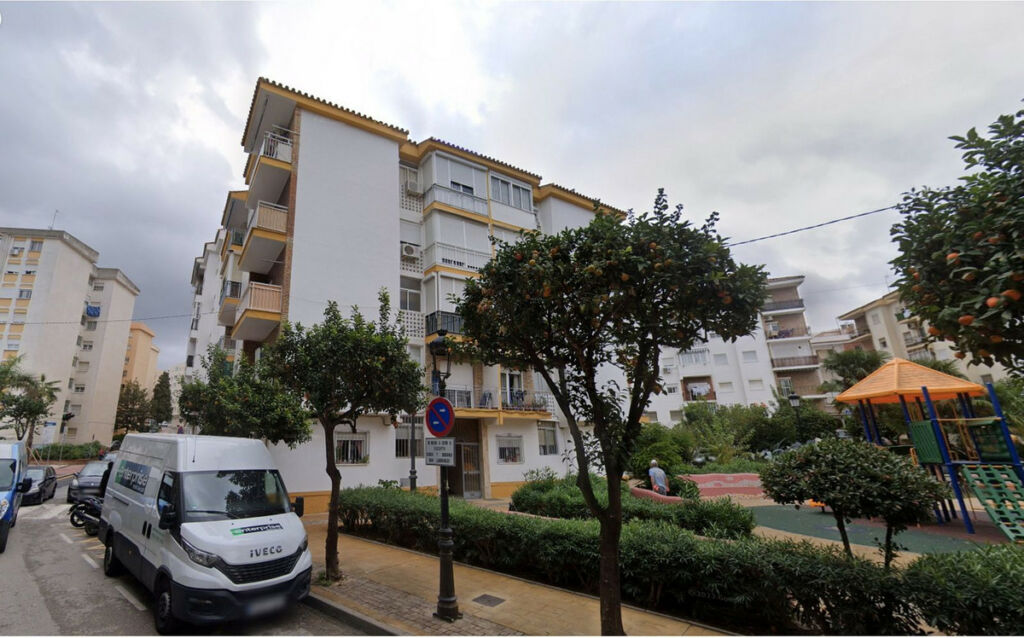 Middle Floor Apartment Estepona Málaga - image 3