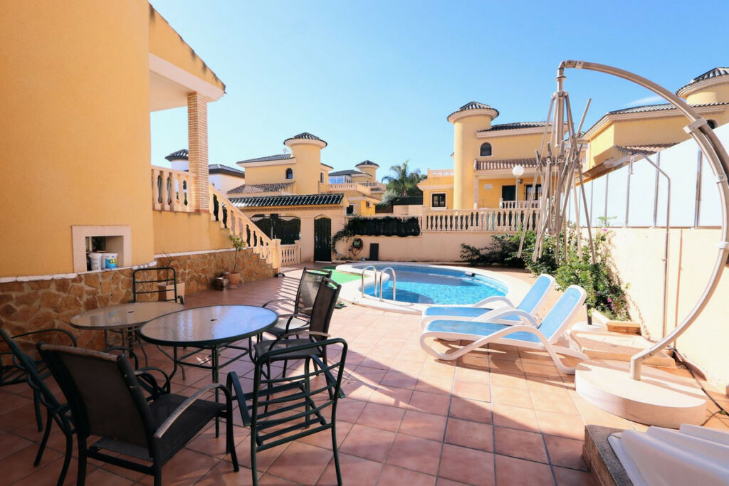 Detached Villa Villamartin Alicante - image 4