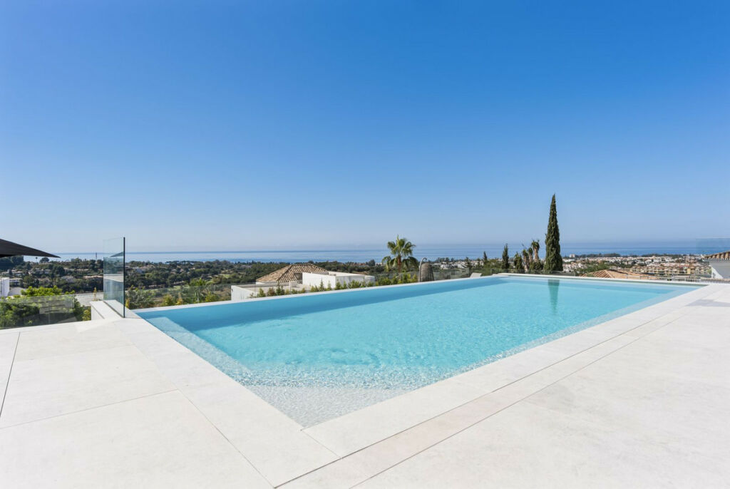 Detached Villa El Paraiso Málaga - image 6