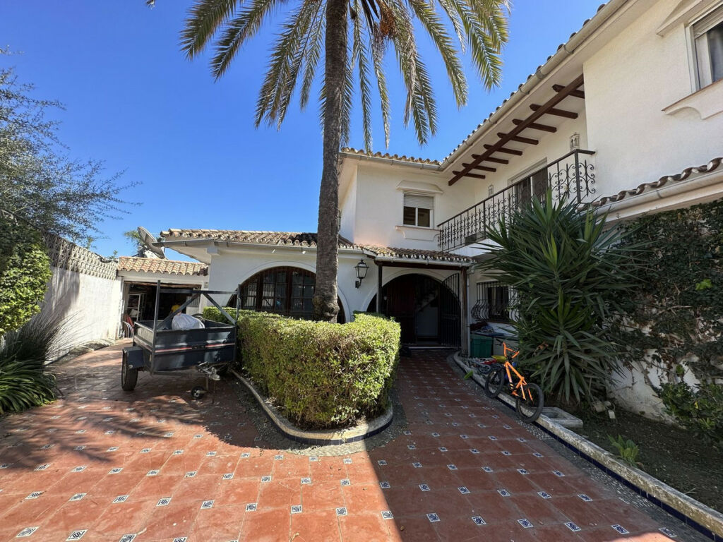 Detached Villa Estepona Málaga - image 3