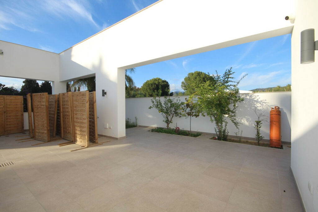 Detached Villa Elviria Málaga - image 3