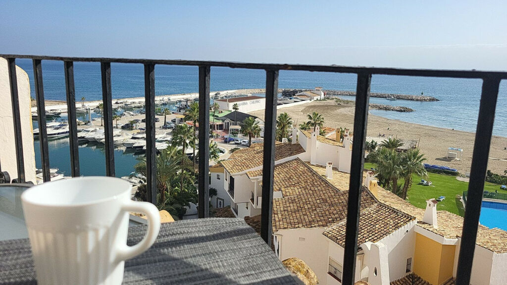 Top Floor Apartment Puerto de Cabopino Málaga - image 4