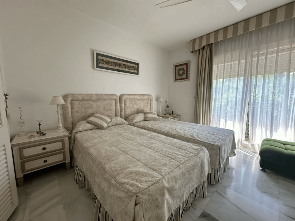 Middle Floor Apartment Estepona Málaga - image 3