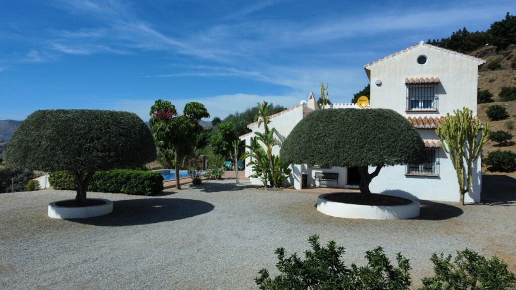 Detached Villa Benajarafe Málaga - image 33