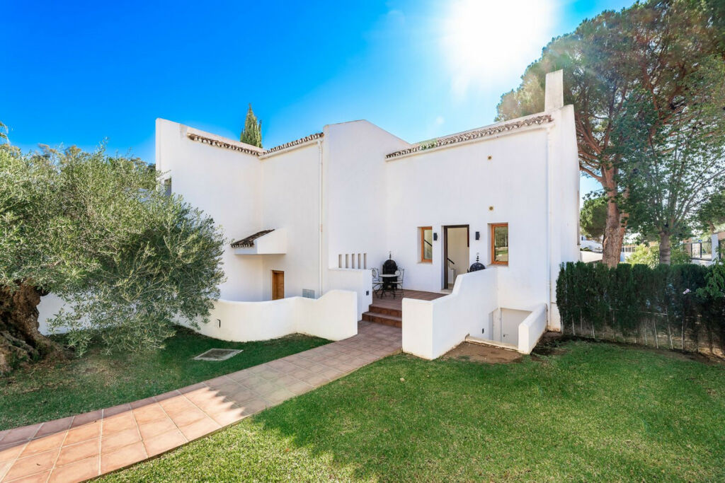 Detached Villa Nueva Andalucía Málaga - image 39