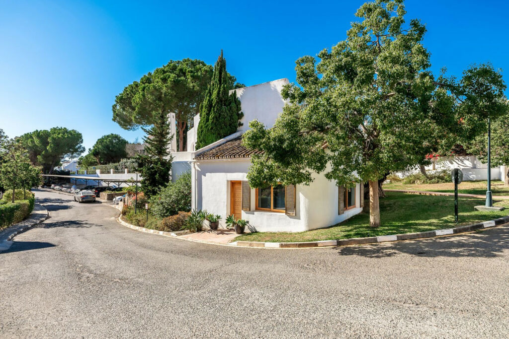 Detached Villa Nueva Andalucía Málaga - image 5