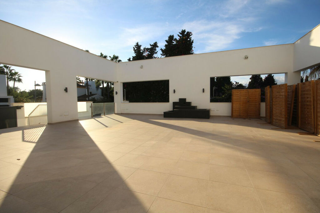 Detached Villa Elviria Málaga - image 4