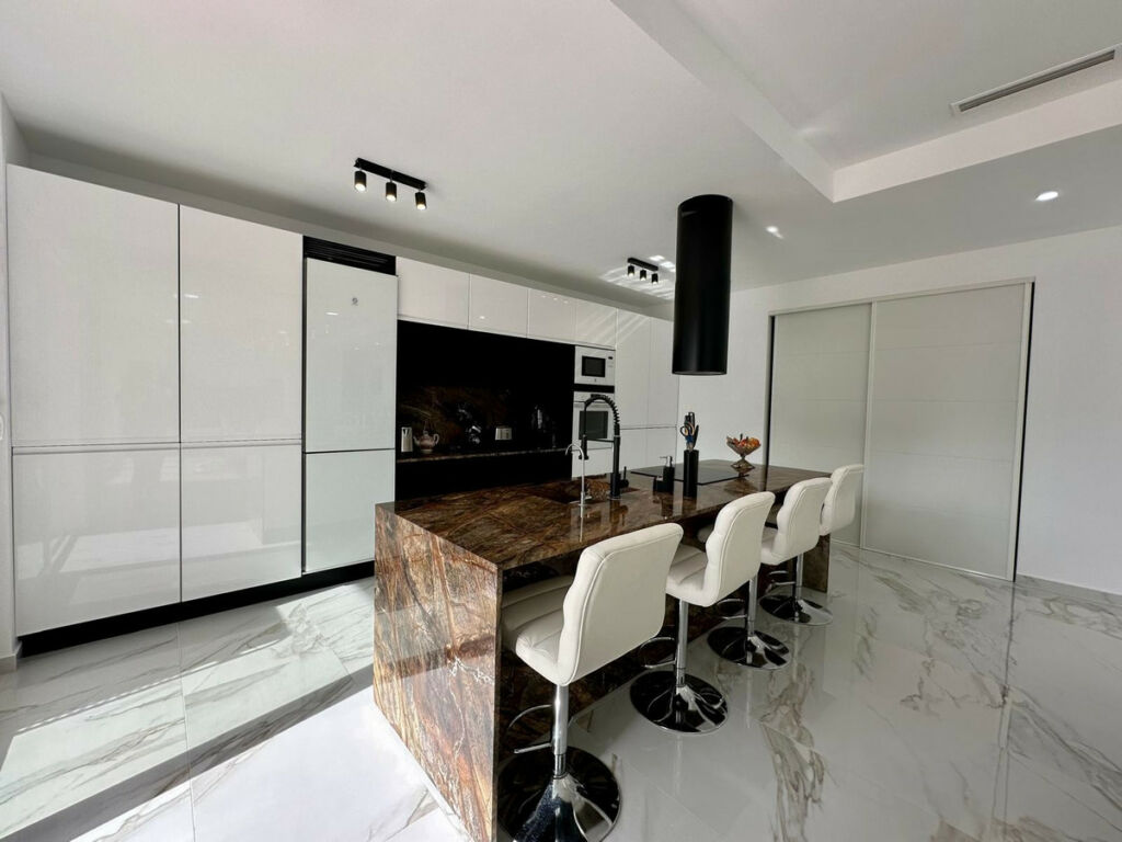 Detached Villa Petrer Alicante - image 4