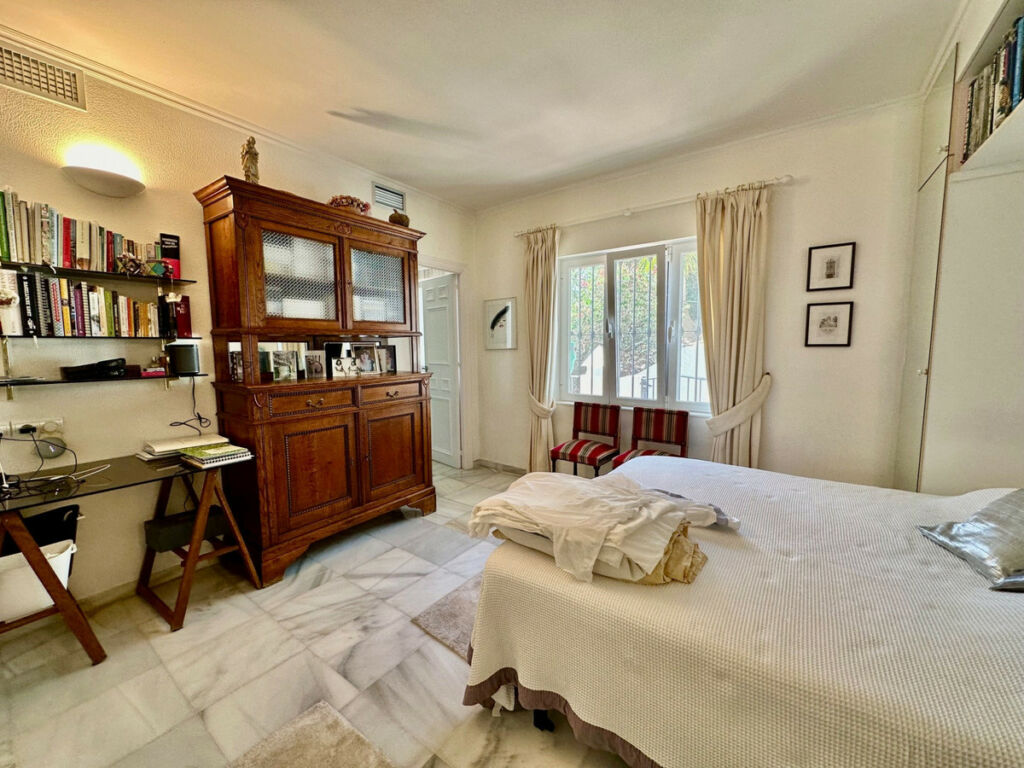 Middle Floor Apartment Benahavís Málaga - image 4