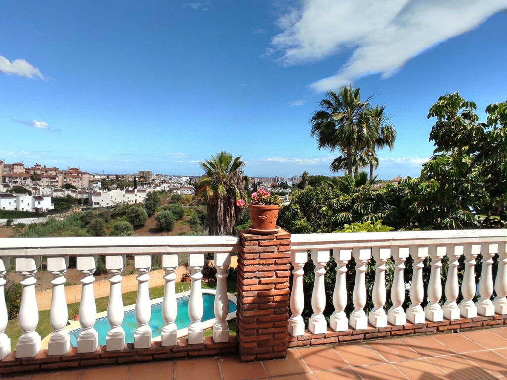 Detached Villa Sierrezuela Málaga - image 4