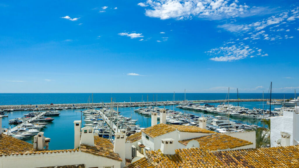 Middle Floor Apartment Puerto Banús Málaga - image 4
