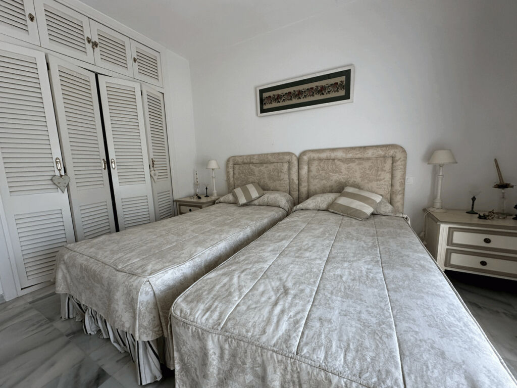 Middle Floor Apartment Estepona Málaga - image 4