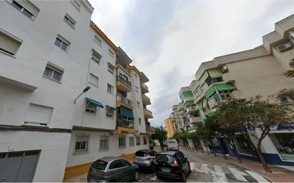 Middle Floor Apartment Estepona Málaga - image 4