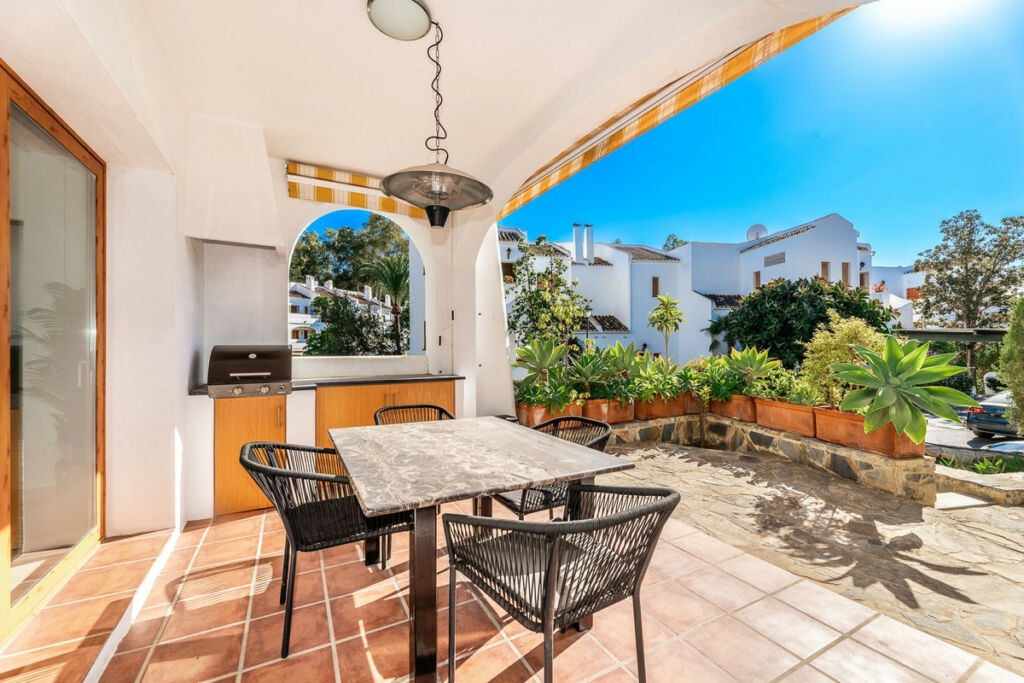 Detached Villa Nueva Andalucía Málaga - image 7