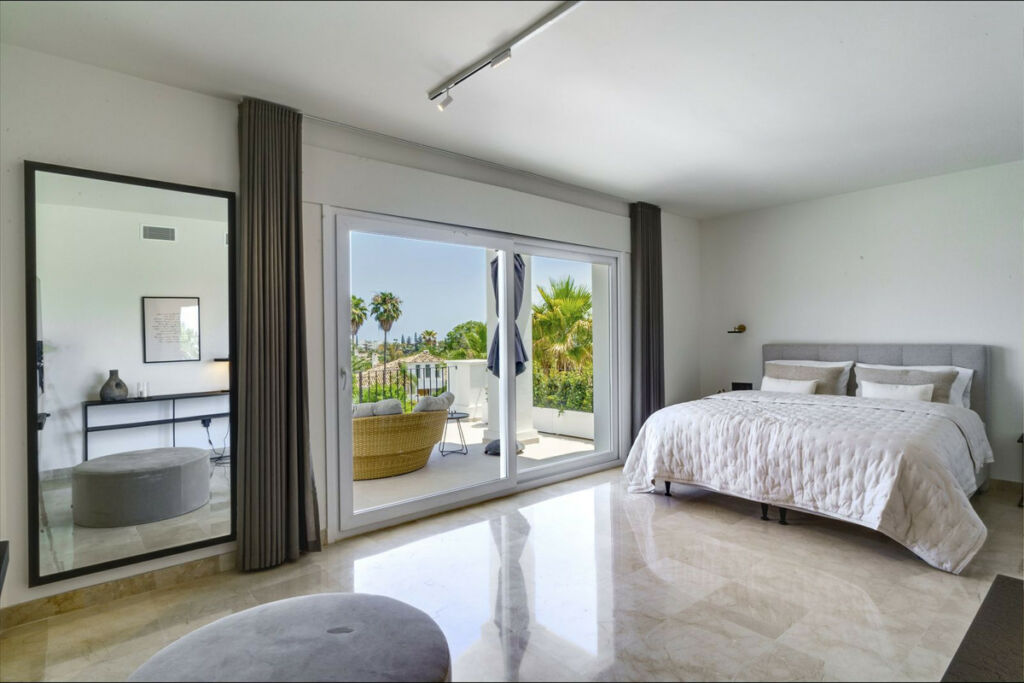 Detached Villa Nueva Andalucía Málaga - image 5