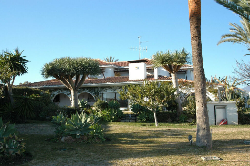 Detached Villa Estepona Málaga - image 5