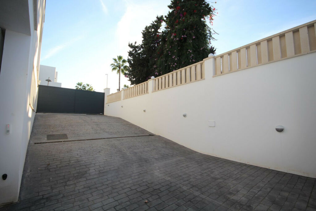 Detached Villa Elviria Málaga - image 5