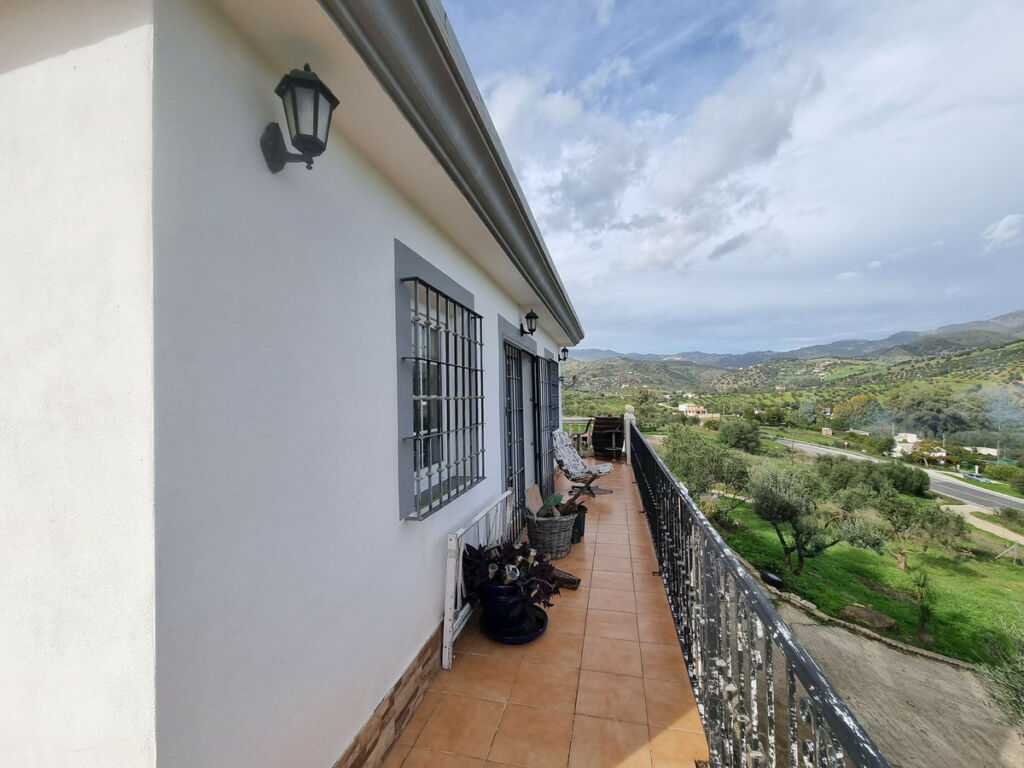 Detached Villa Tolox Málaga - image 5