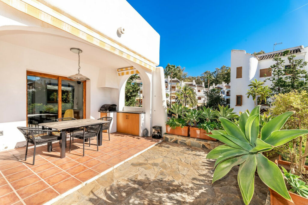 Detached Villa Nueva Andalucía Málaga - image 9