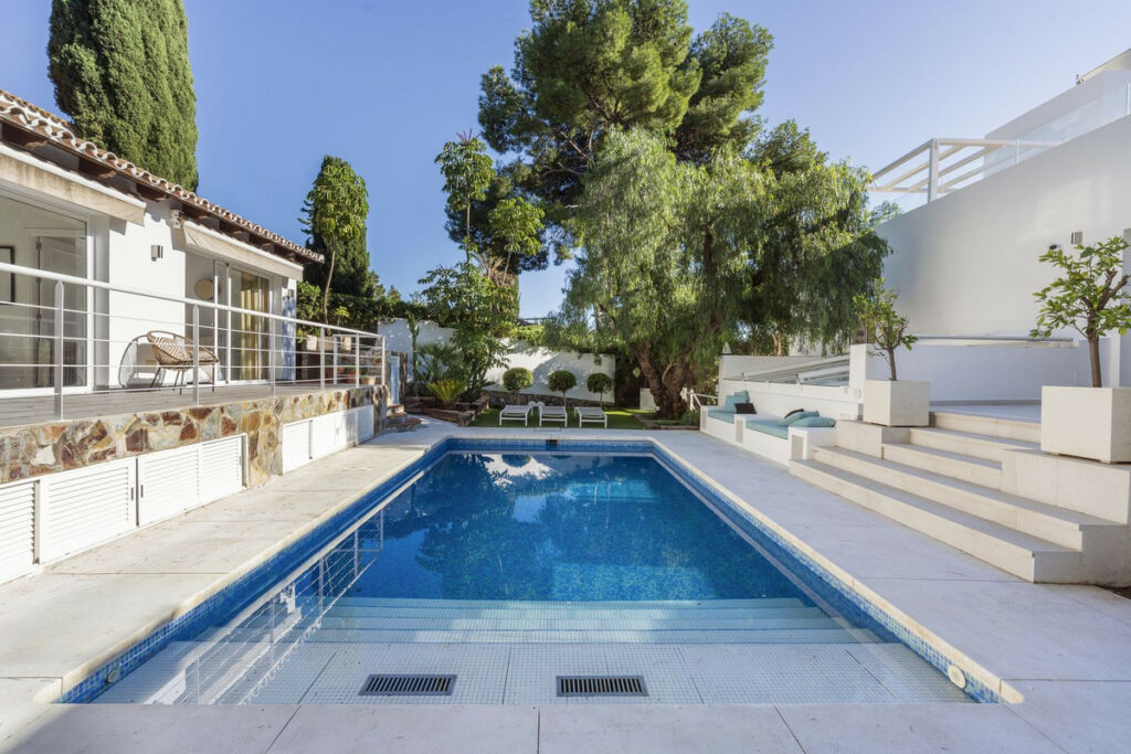 Detached Villa Nueva Andalucía Málaga - image 6