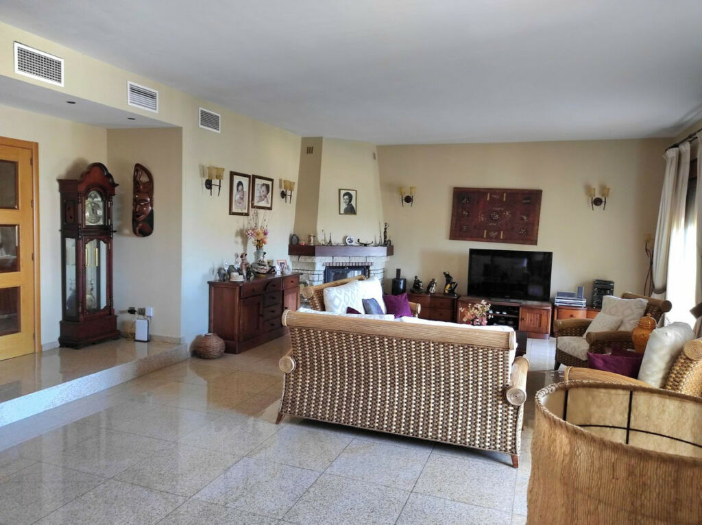 Detached Villa Sierrezuela Málaga - image 6