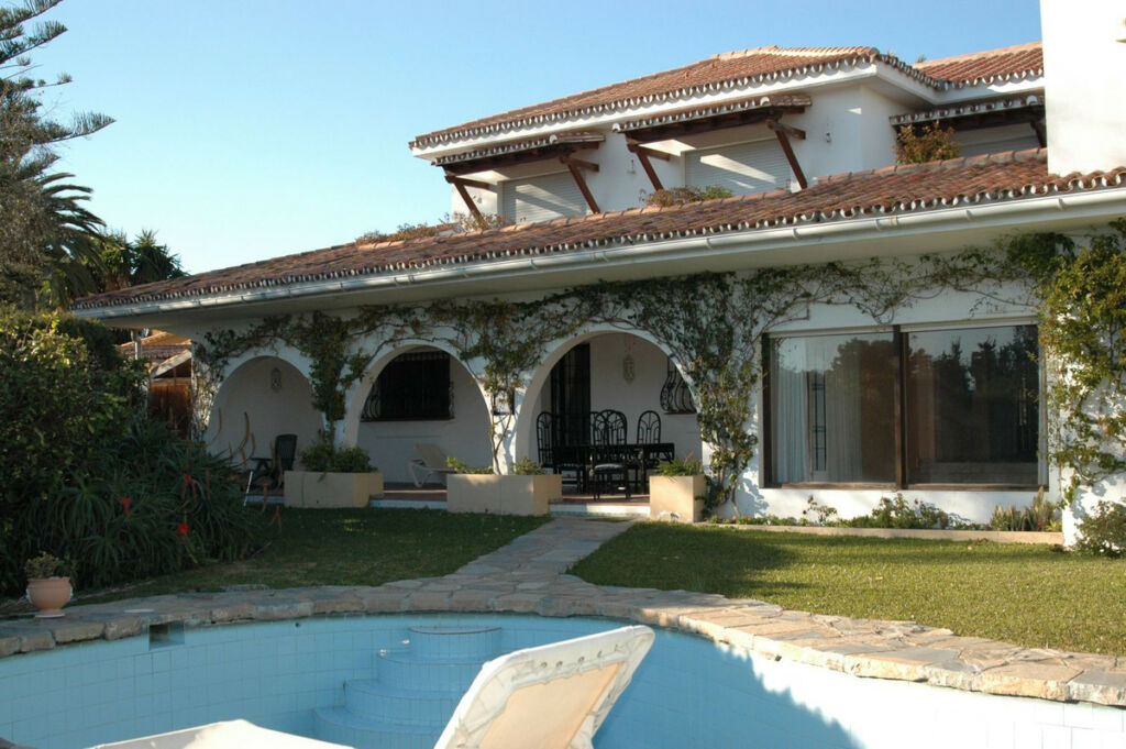 Detached Villa Estepona Málaga - image 7