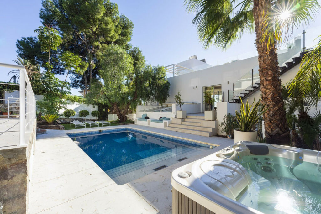 Detached Villa Nueva Andalucía Málaga - image 7