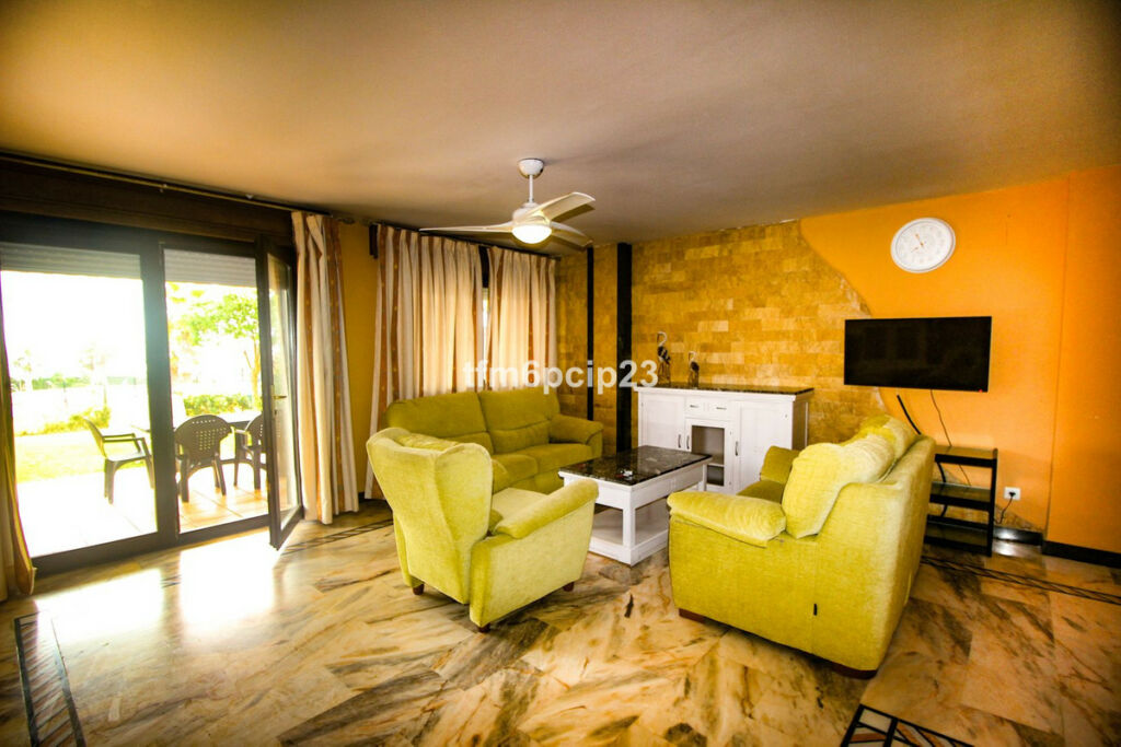 Townhouse La Duquesa Málaga - image 8