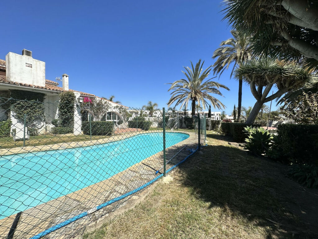 Detached Villa Estepona Málaga - image 8