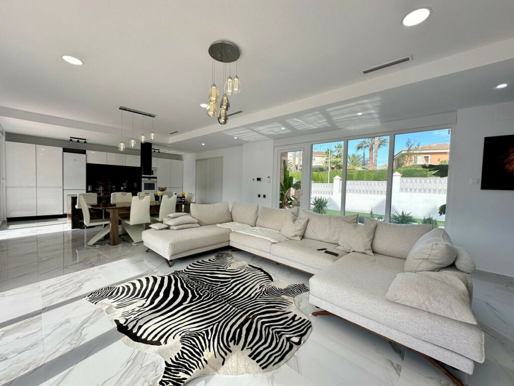 Detached Villa Petrer Alicante - image 8