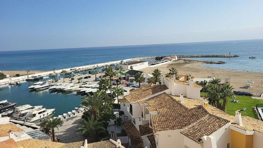 Top Floor Apartment Puerto de Cabopino Málaga - image 2