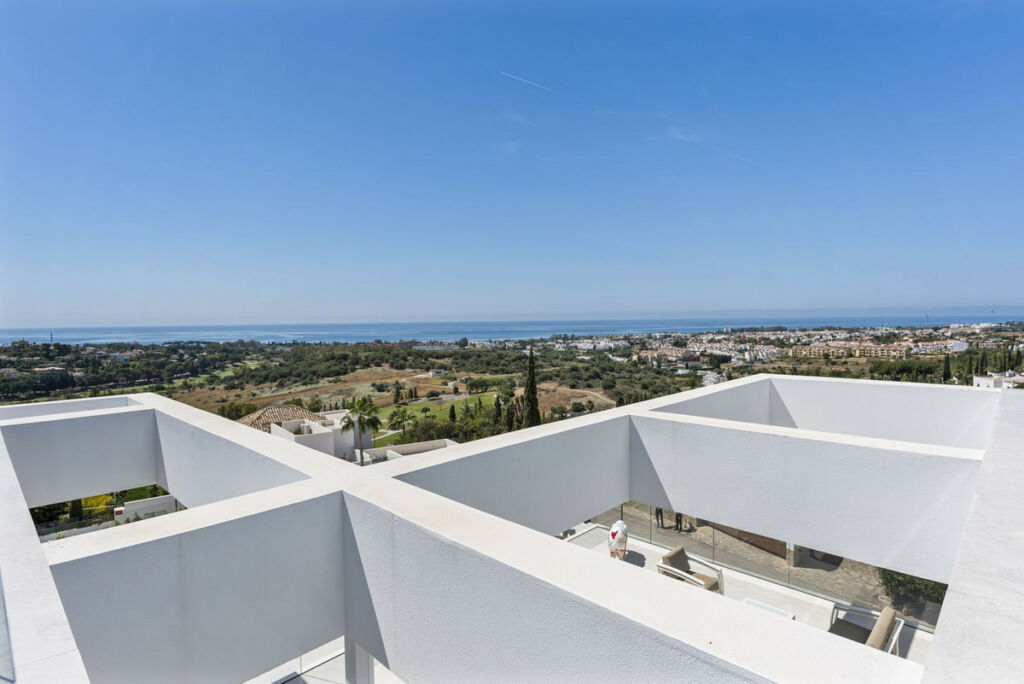 Detached Villa El Paraiso Málaga - image 11