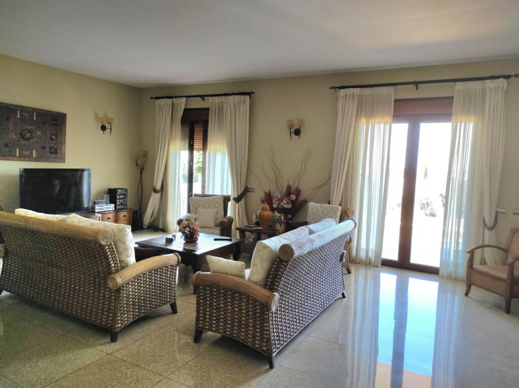Detached Villa Sierrezuela Málaga - image 9