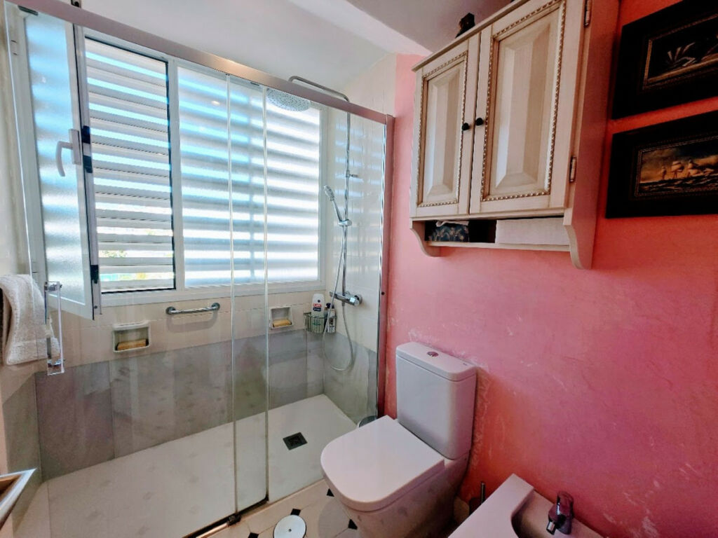 Middle Floor Apartment La Carihuela Málaga - image 10