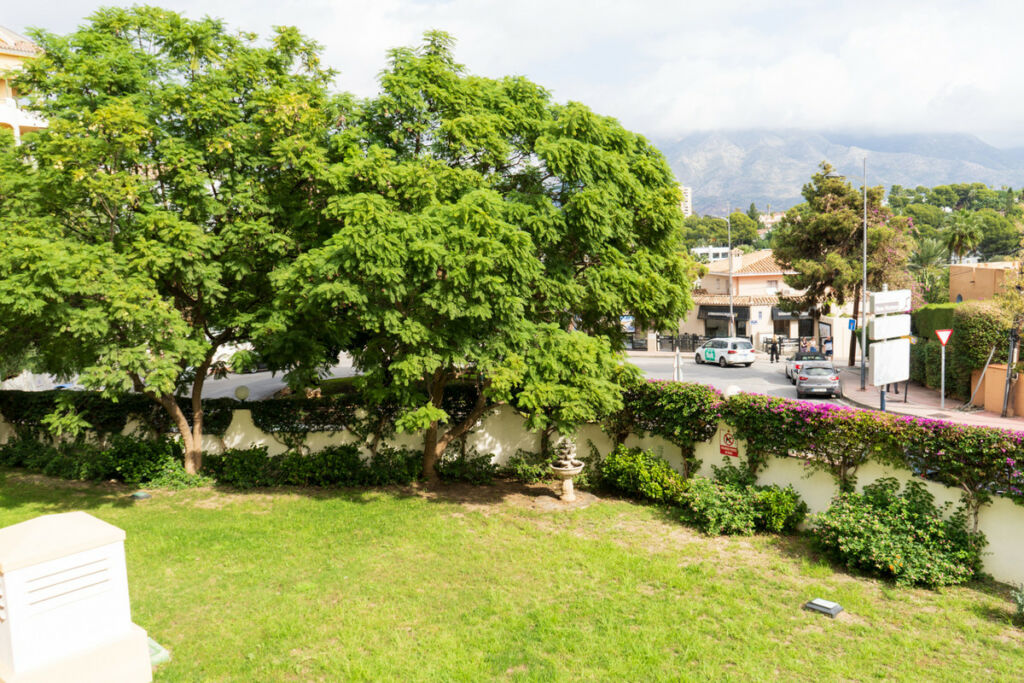 Middle Floor Apartment Nueva Andalucía Málaga - image 12