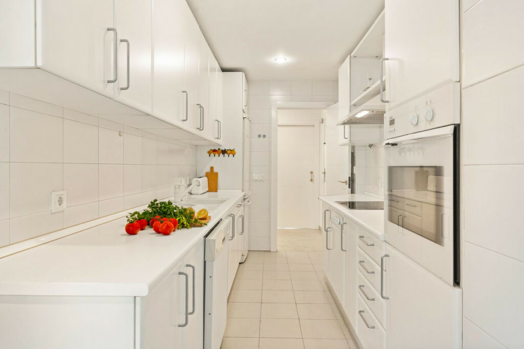Middle Floor Apartment New Golden Mile Málaga - image 13
