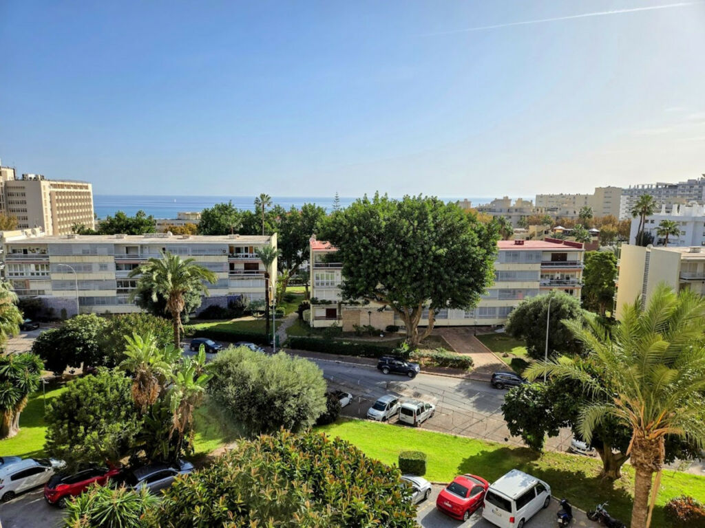 Middle Floor Apartment La Carihuela Málaga - image 14